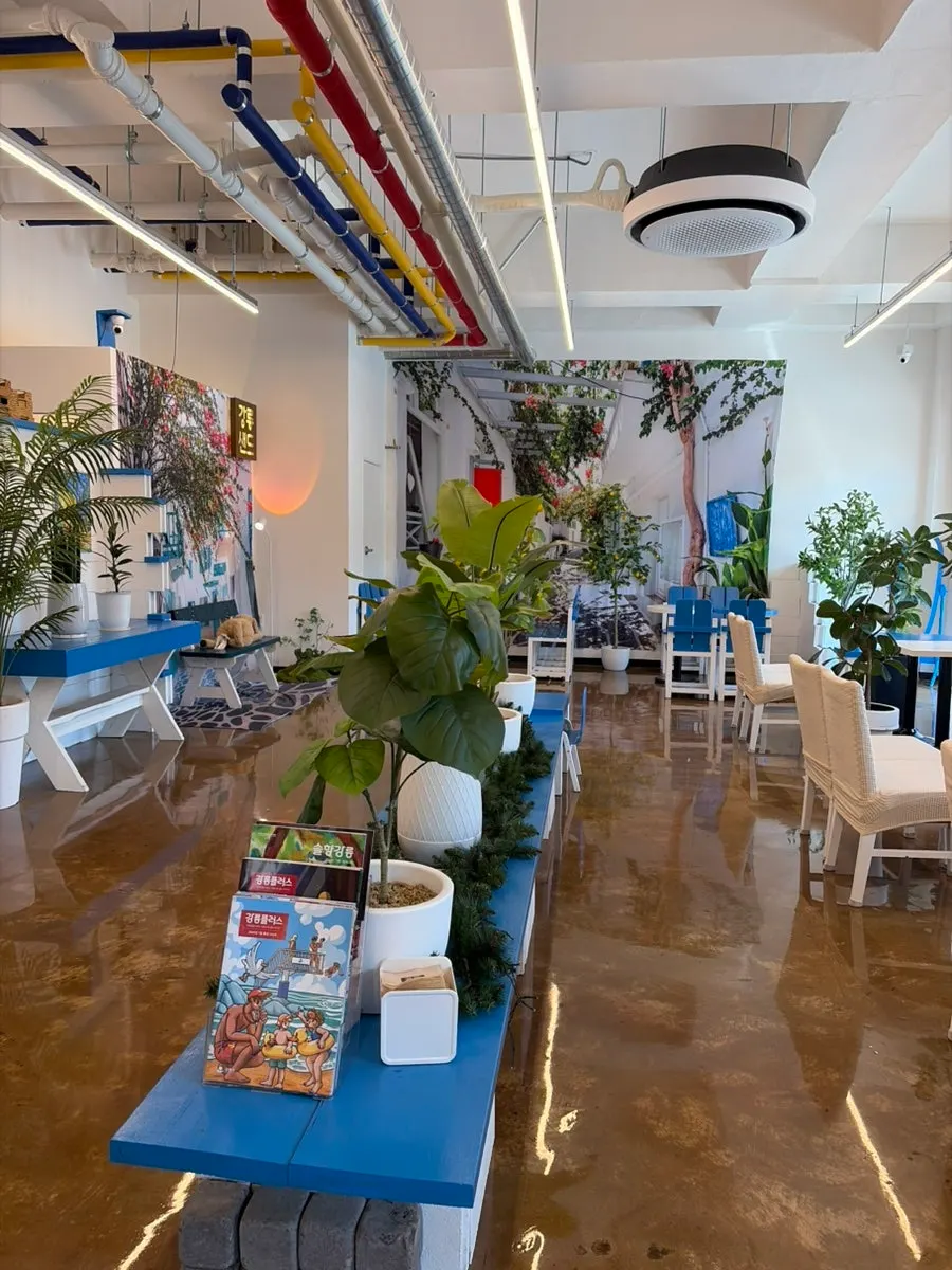 Relaxed seating area at Gangneung Sand Main Branch