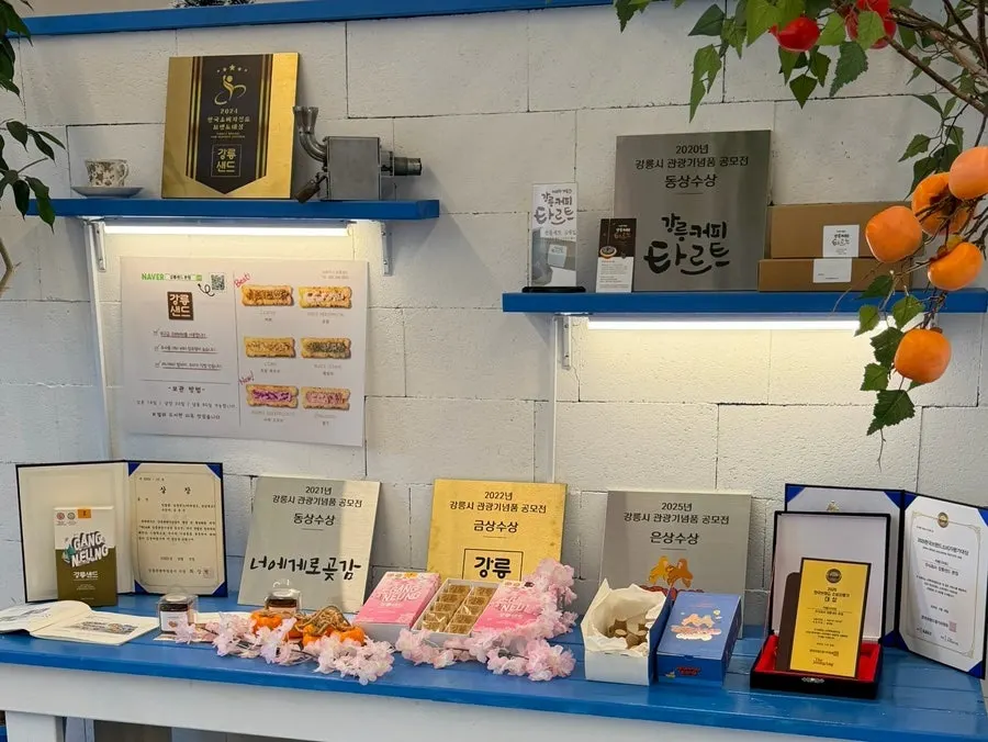 파란색과 하얀색으로 꾸며진 강릉샌드 본점 실내