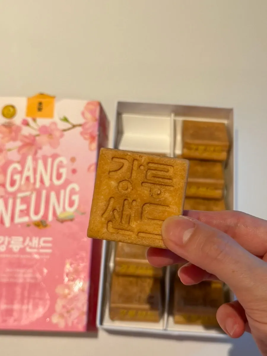개별 포장된 강릉샌드가 담긴 상자 내부
