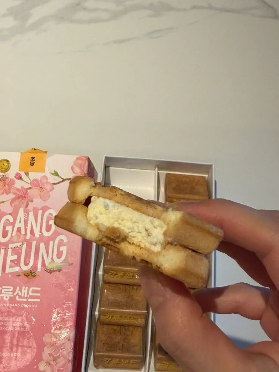 강릉샌드 각인이 있는 네모난 크림 샌드