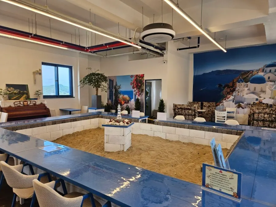 Outdoor terrace space on the 2nd floor of Gangneung Sand Main Branch
