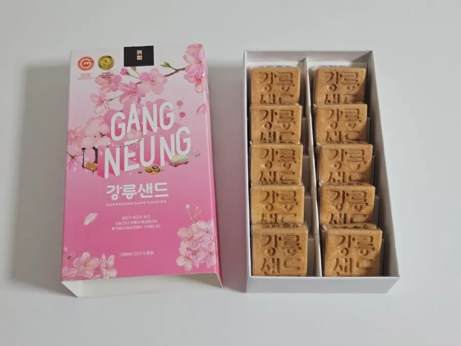 Boxes of coffee and Chodang corn flavor Gangneung Sand