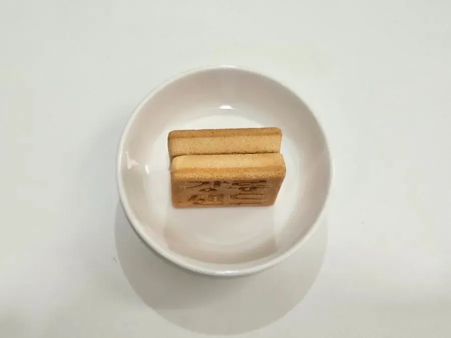 Cookie with the Korean Gangneung Sand engraving stamped on it
