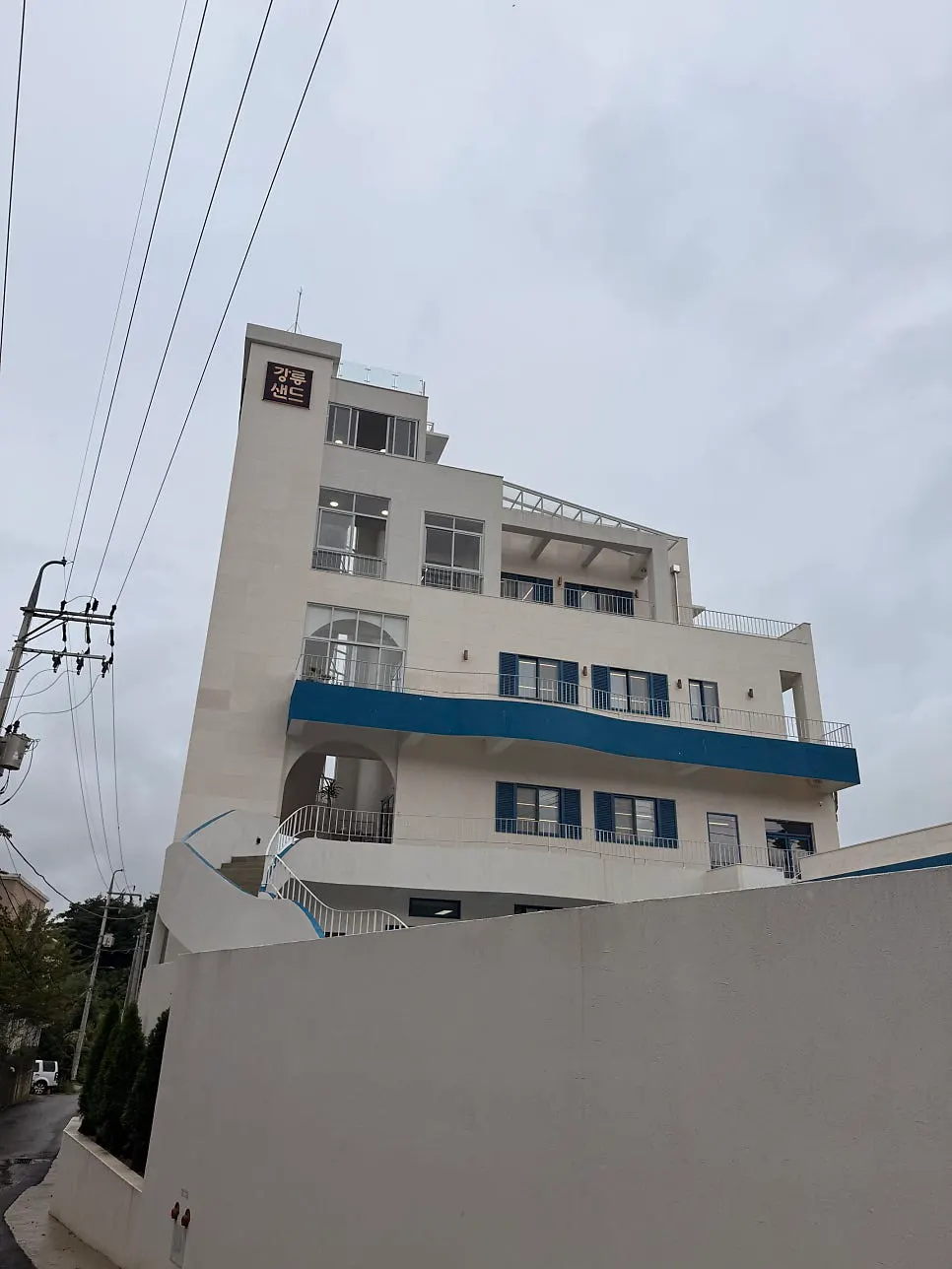 江陵サンド本店の建物外観