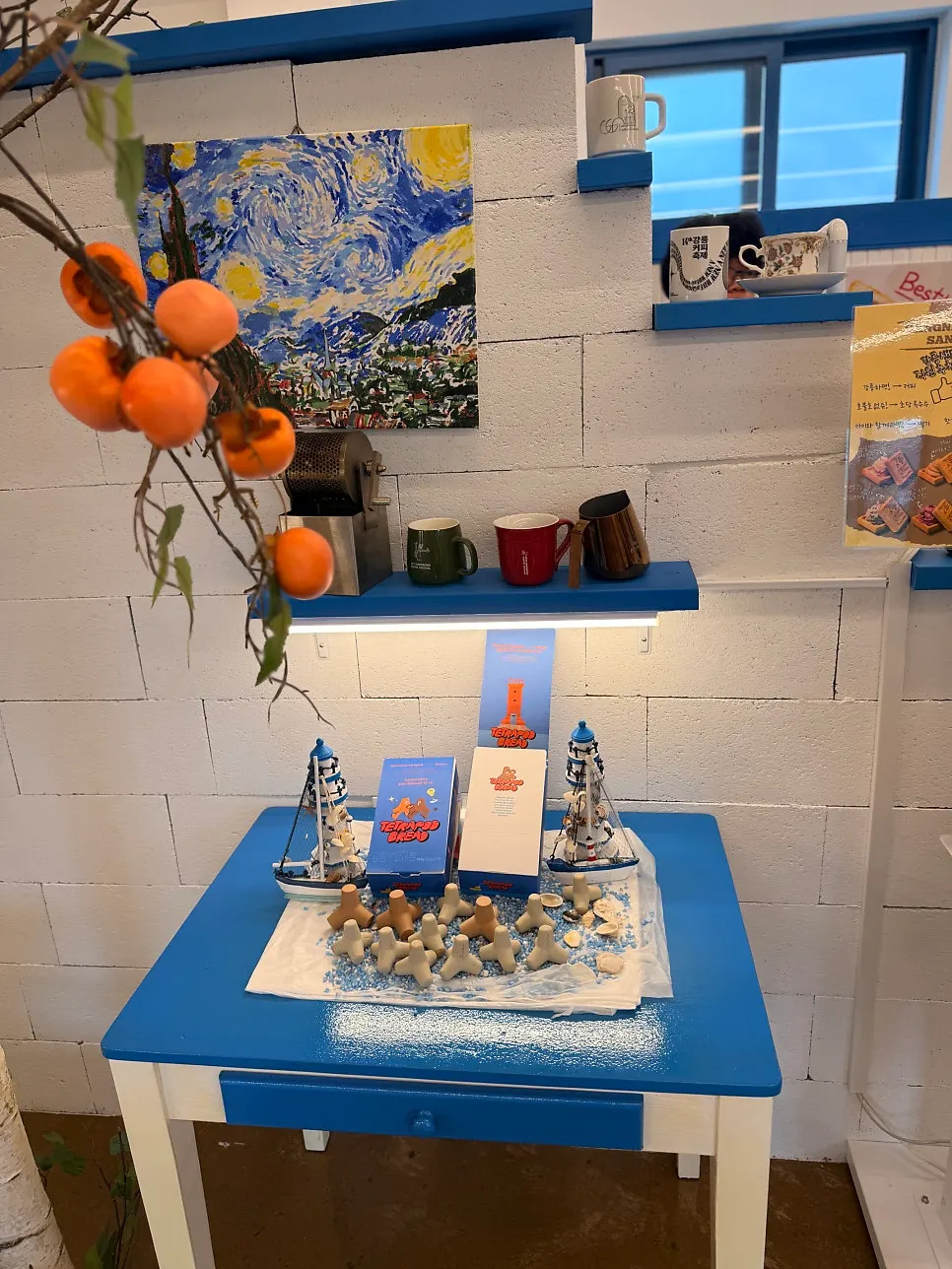 店内の座席と陳列スペース