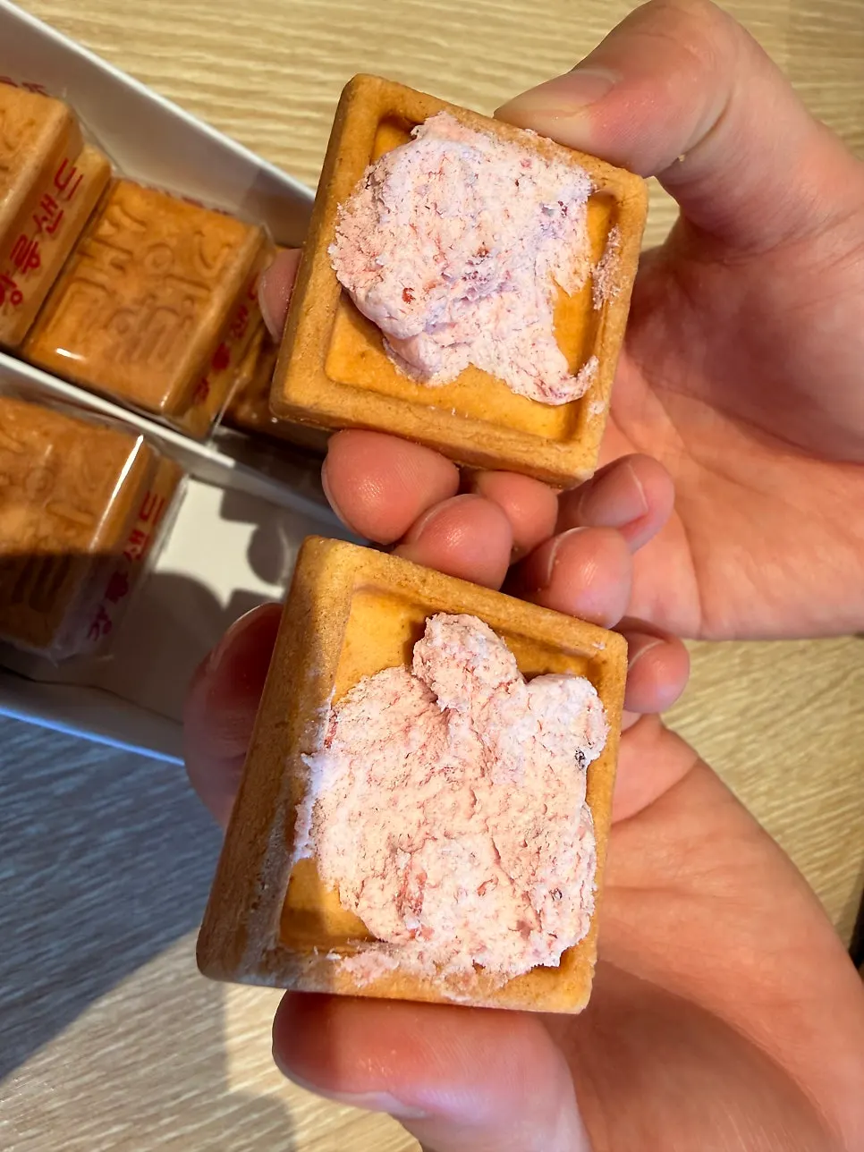 分厚い江陵サンドを持つ手