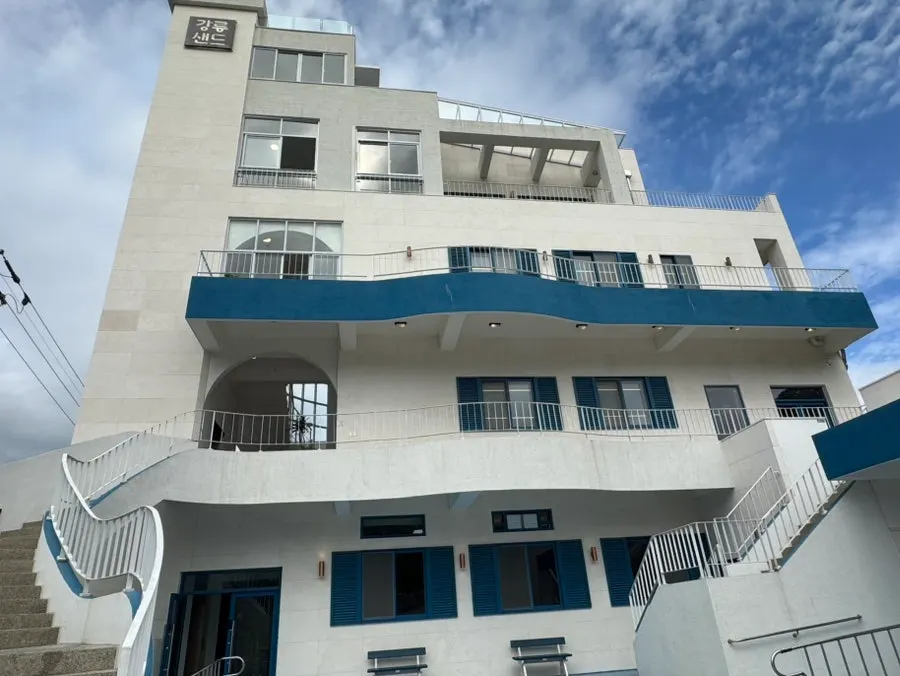 Exterior of the Gangneung Sand Main Branch building