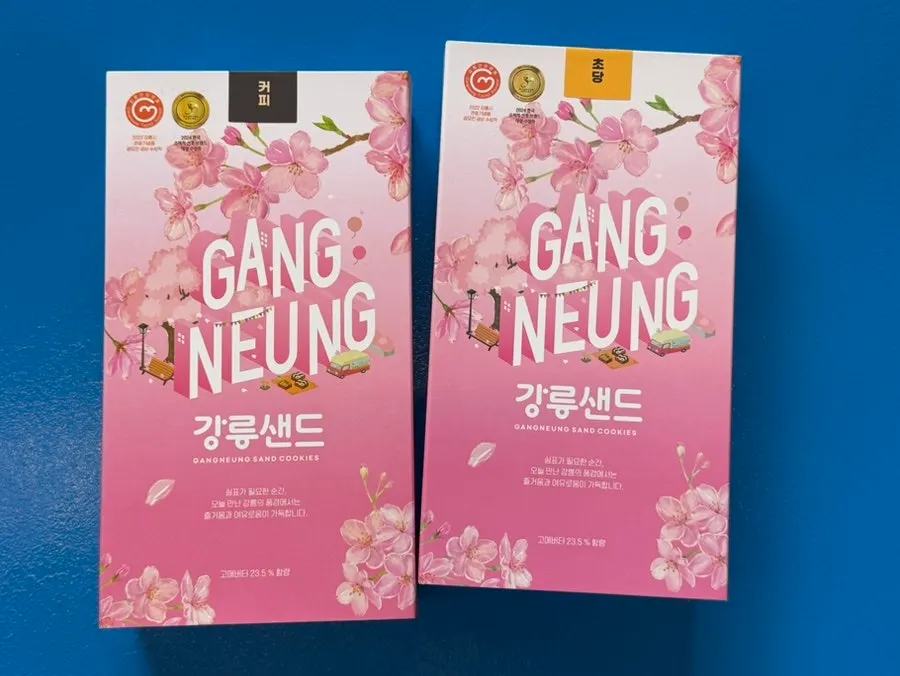 Two boxes of coffee-flavor and Chodang corn-flavor Gangneung Sand