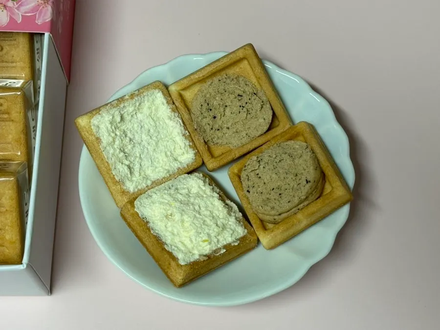 Cross-section of split-open coffee-flavor and Chodang corn-flavor sand