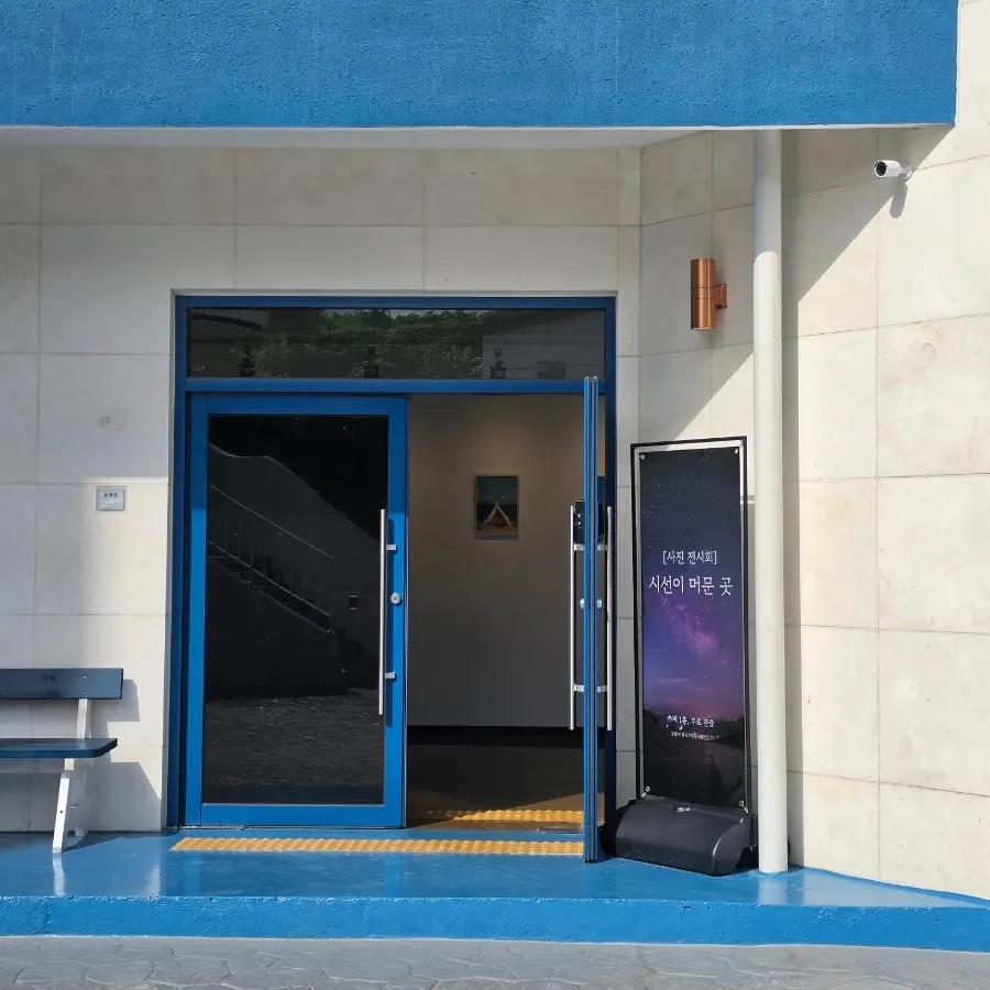3階建ての江陵サンド本店の外観