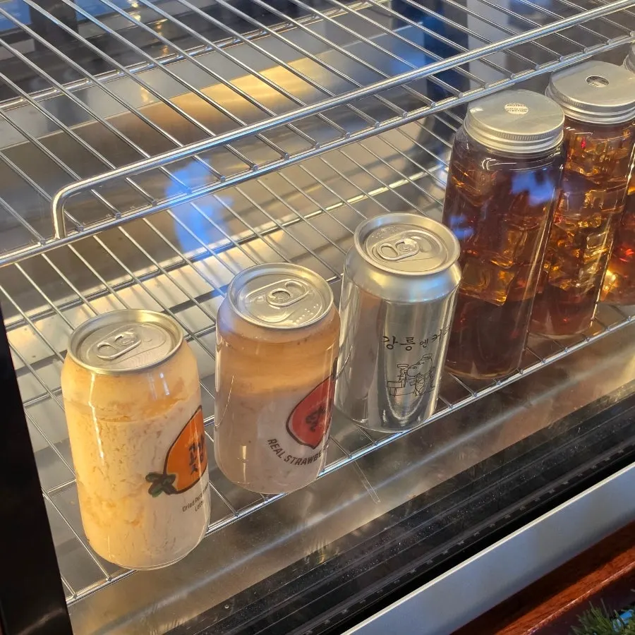 干し柿ジャムとシグネチャードリンクのある店内陳列