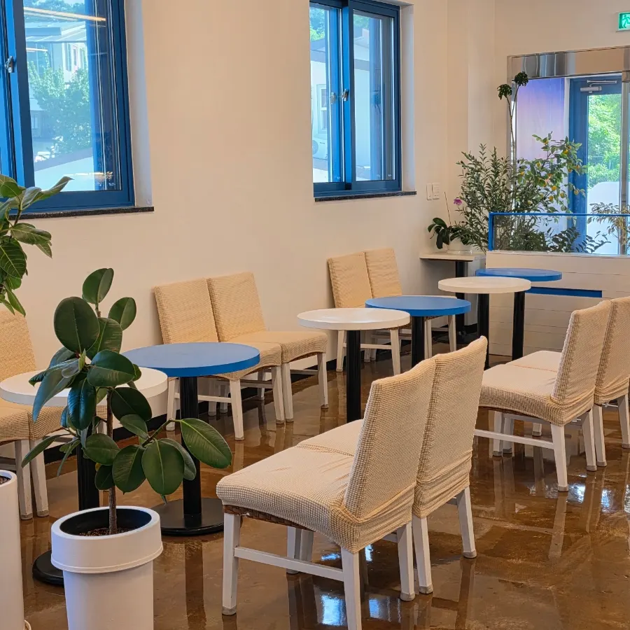 広々とした江陵サンド本店のカフェホール