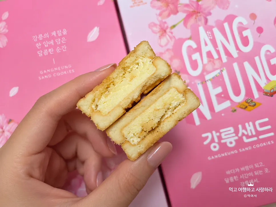 연한 노란빛 크림의 초당옥수수 샌드 단면