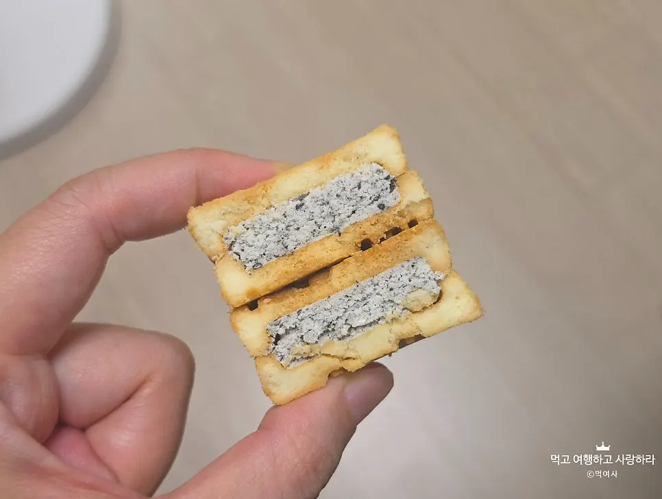 회색빛 크림에 알갱이가 보이는 흑임자 샌드 단면