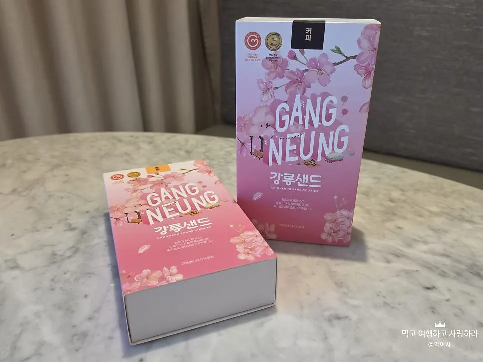 꽃 그림과 GANGNEUNG 글자가 들어간 핑크 패키지