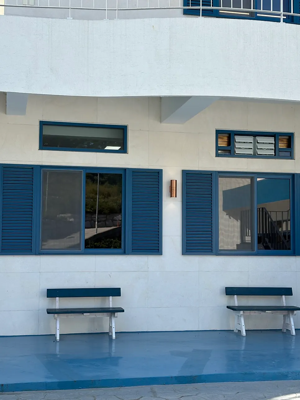 Exterior and stairs of the Gangneung Sand Main Branch building