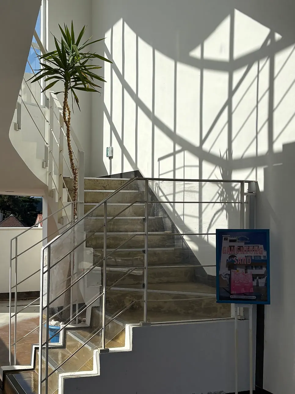 Interior circulation path inside the Gangneung Sand Main Branch building