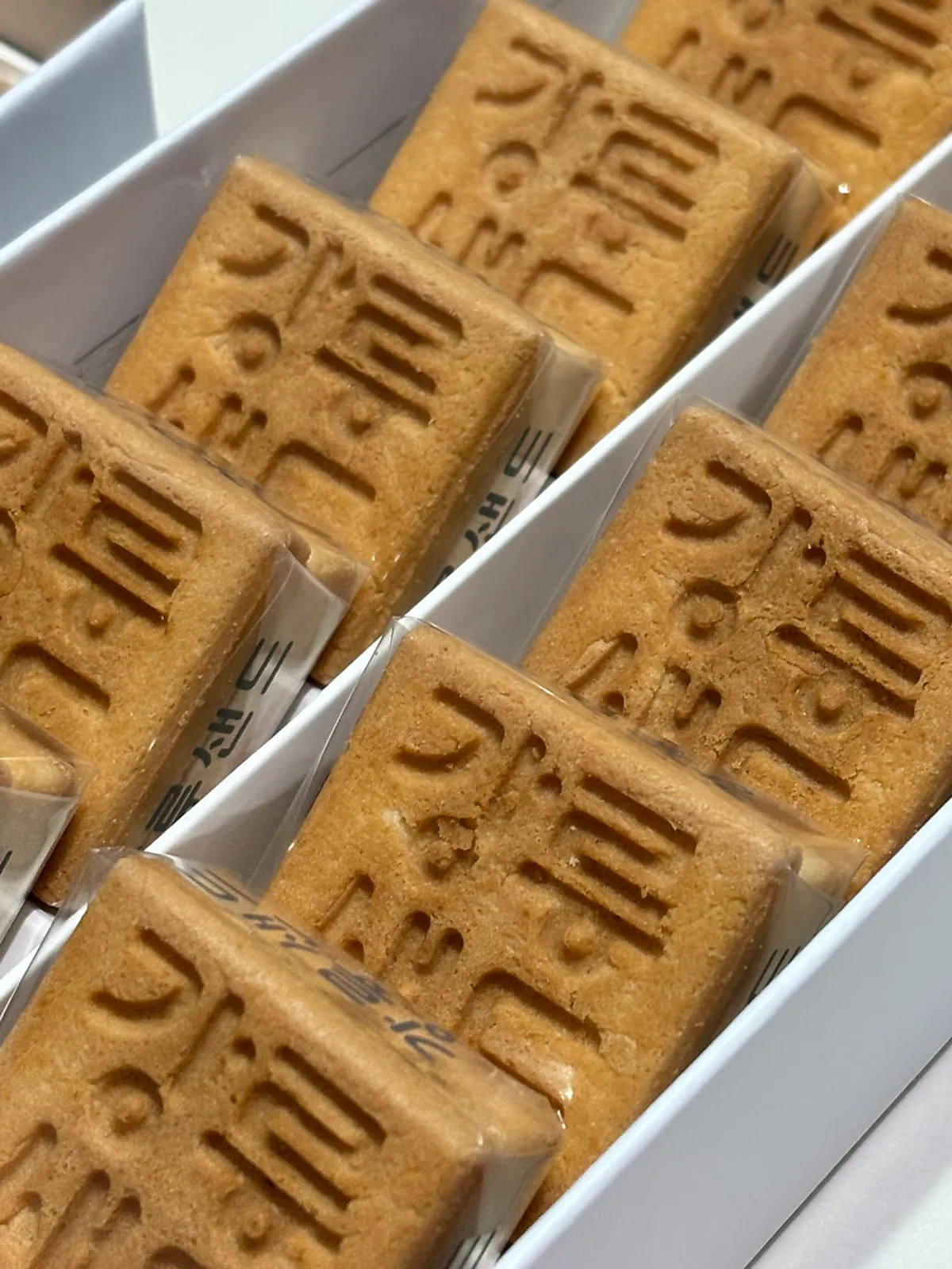 Black sesame flavor Gangneung Sand with the logo stamped on it