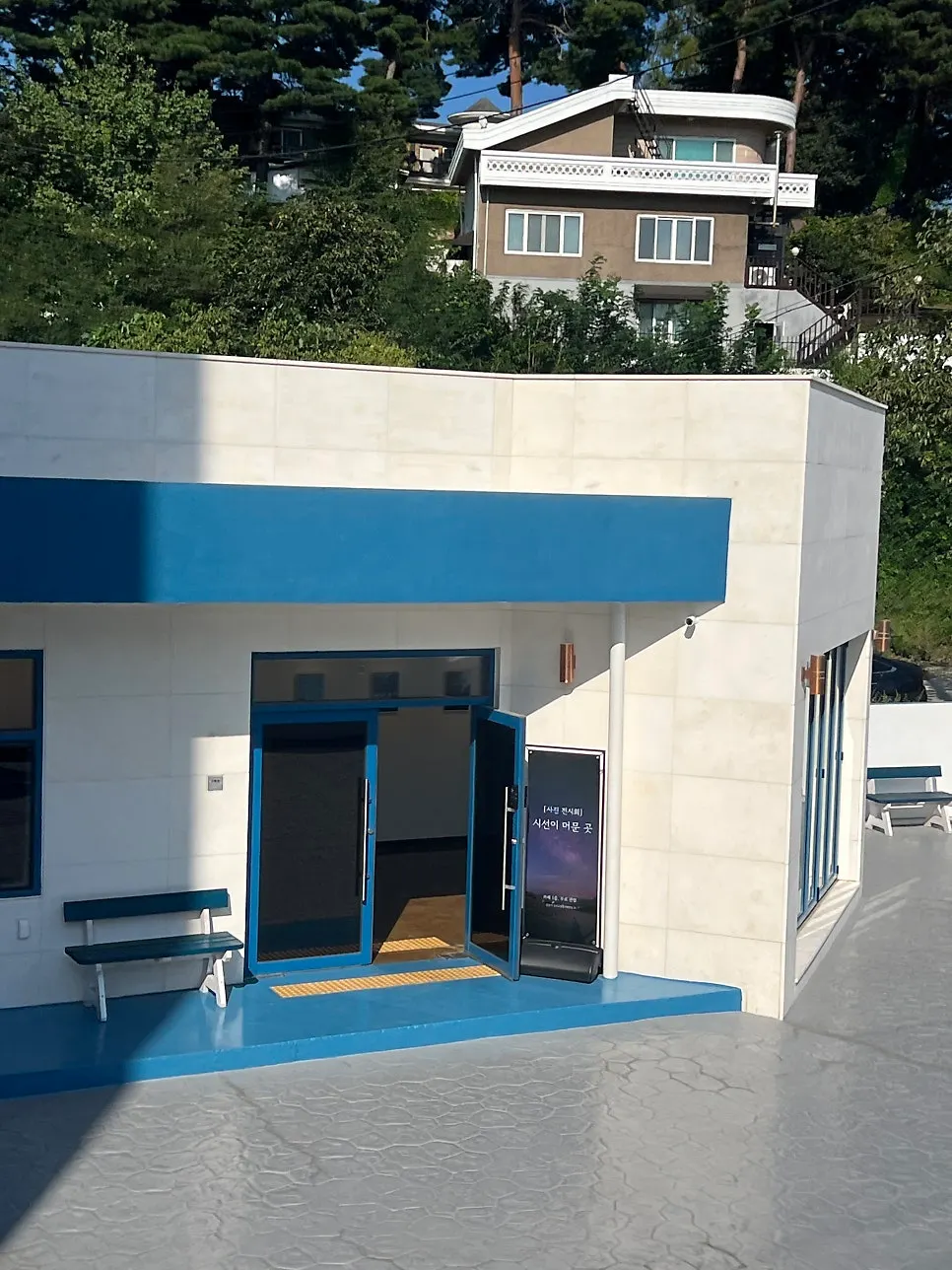 매장 테이블에서 커피와 함께 먹는 강릉샌드