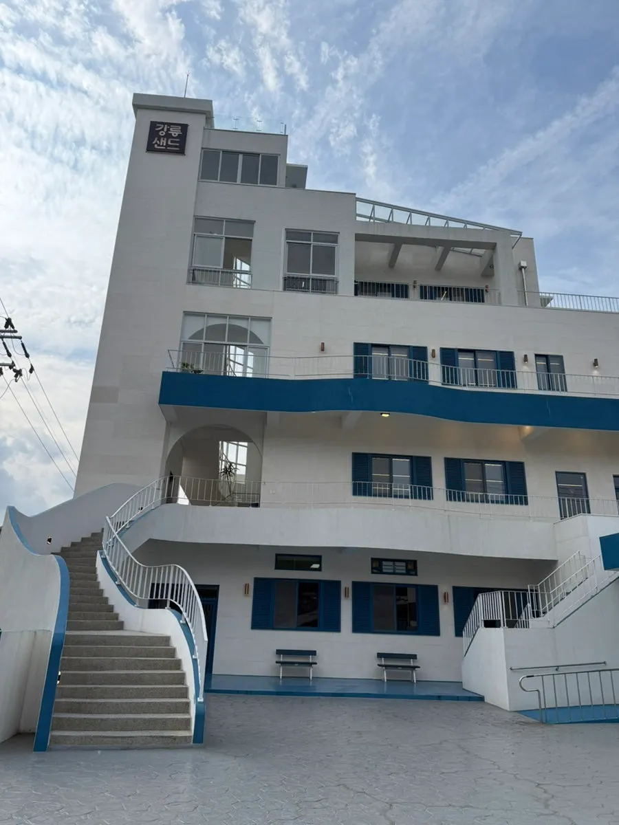 Spacious parking lot at Gangneung Sand Main Branch