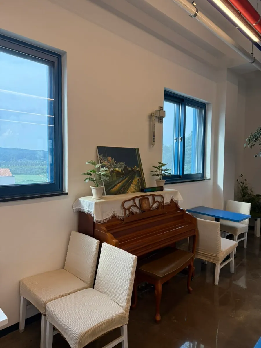 Spacious seating on the 3rd floor of Gangneung Sand Main Branch