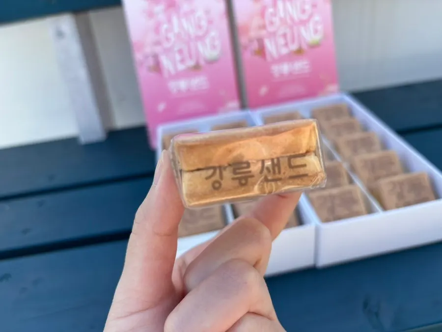 Gangneung Sand coffee sand and corn sand placed side by side