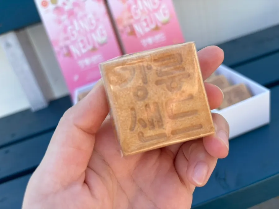 Cross-section of Gangneung Sand coffee sand showing the cream