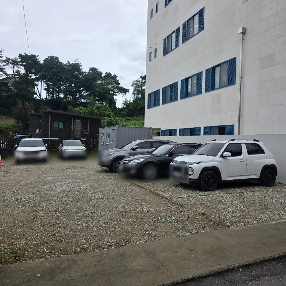 강릉샌드 본점 건물 앞 주차 공간