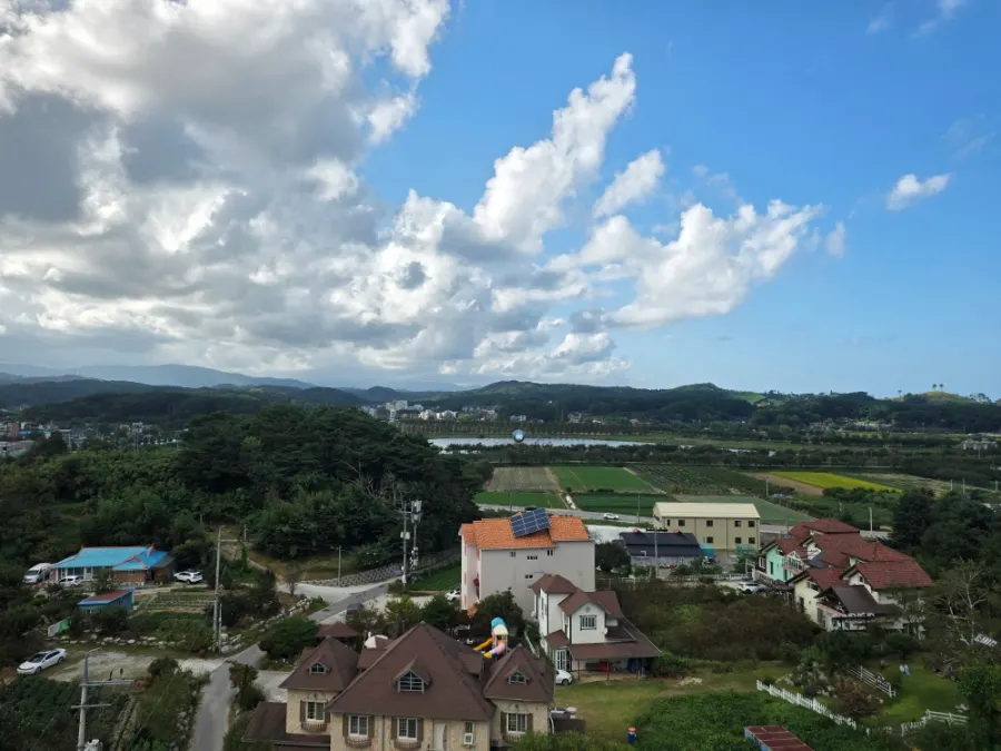 층별 안내와 엘리베이터가 있는 내부