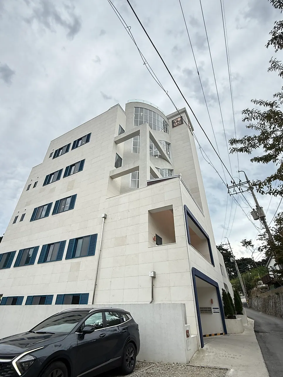 Exterior of the Gangneung Sand Main Branch building