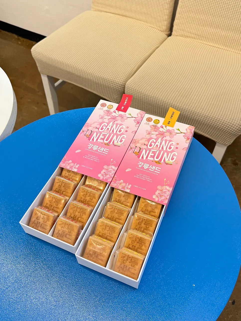 Gangneung Sand neatly arranged inside the box
