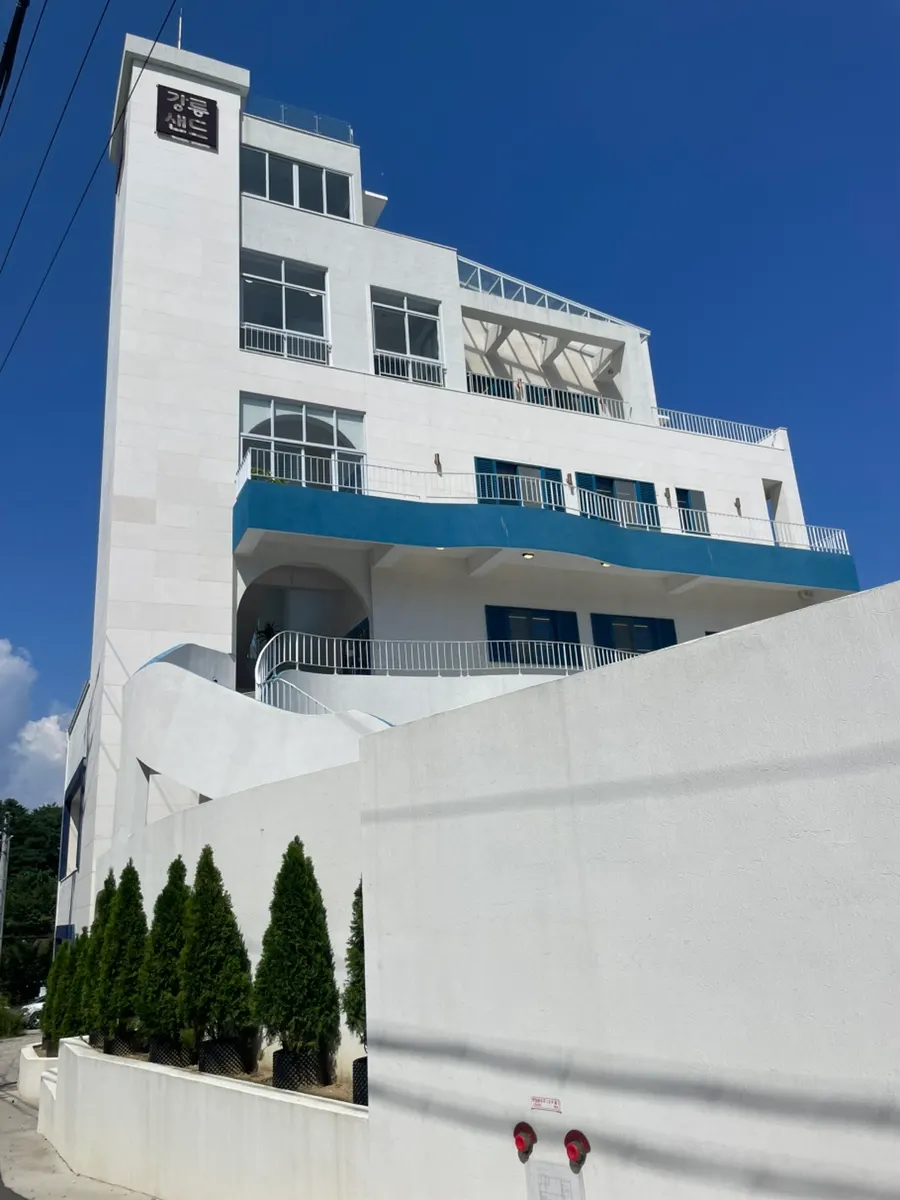 산토리니 느낌의 강릉샌드 본점 외관