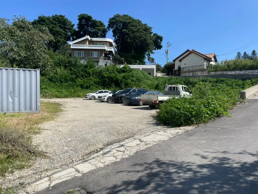 강릉샌드 본점 건물 앞 주차 공간