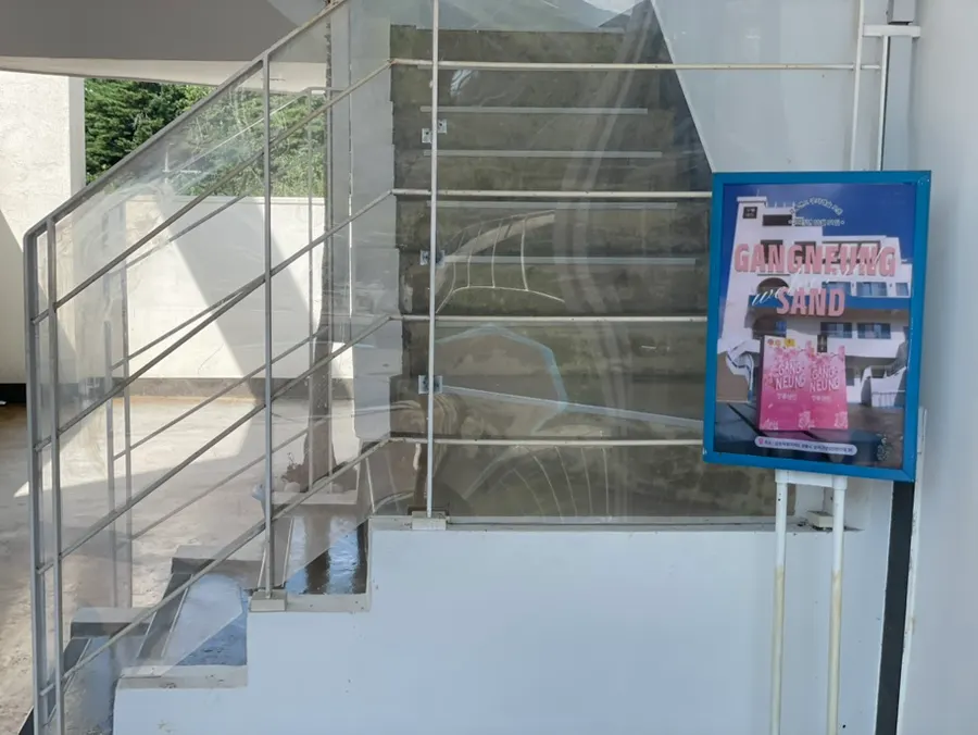 음료와 샌드를 즐기는 매장 내부