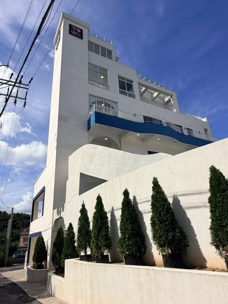 Exterior of the Gangneung Sand Main Branch building