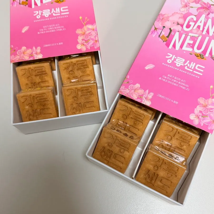 Opening a box of coffee-flavored Gangneung Sand