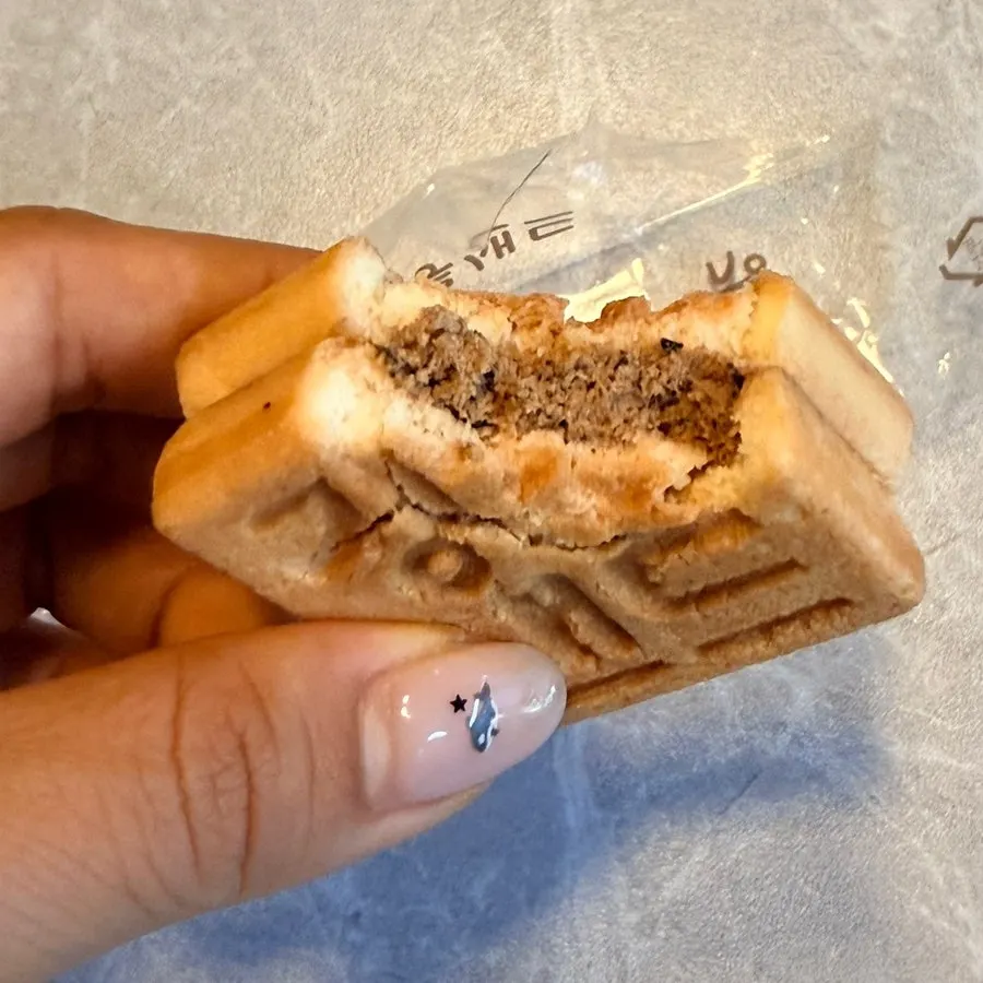 Comparing coffee-flavored and Chodang corn-flavored Gangneung Sand