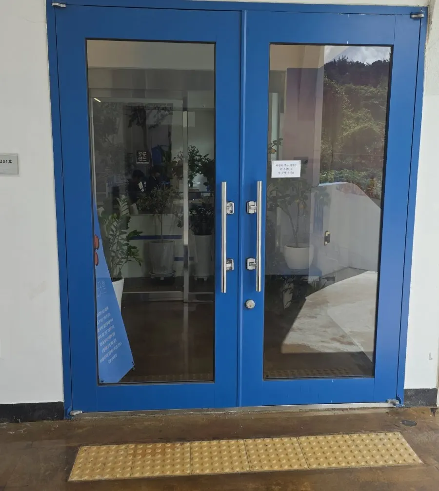 江陵サンド本店の建物外壁の絵の装飾