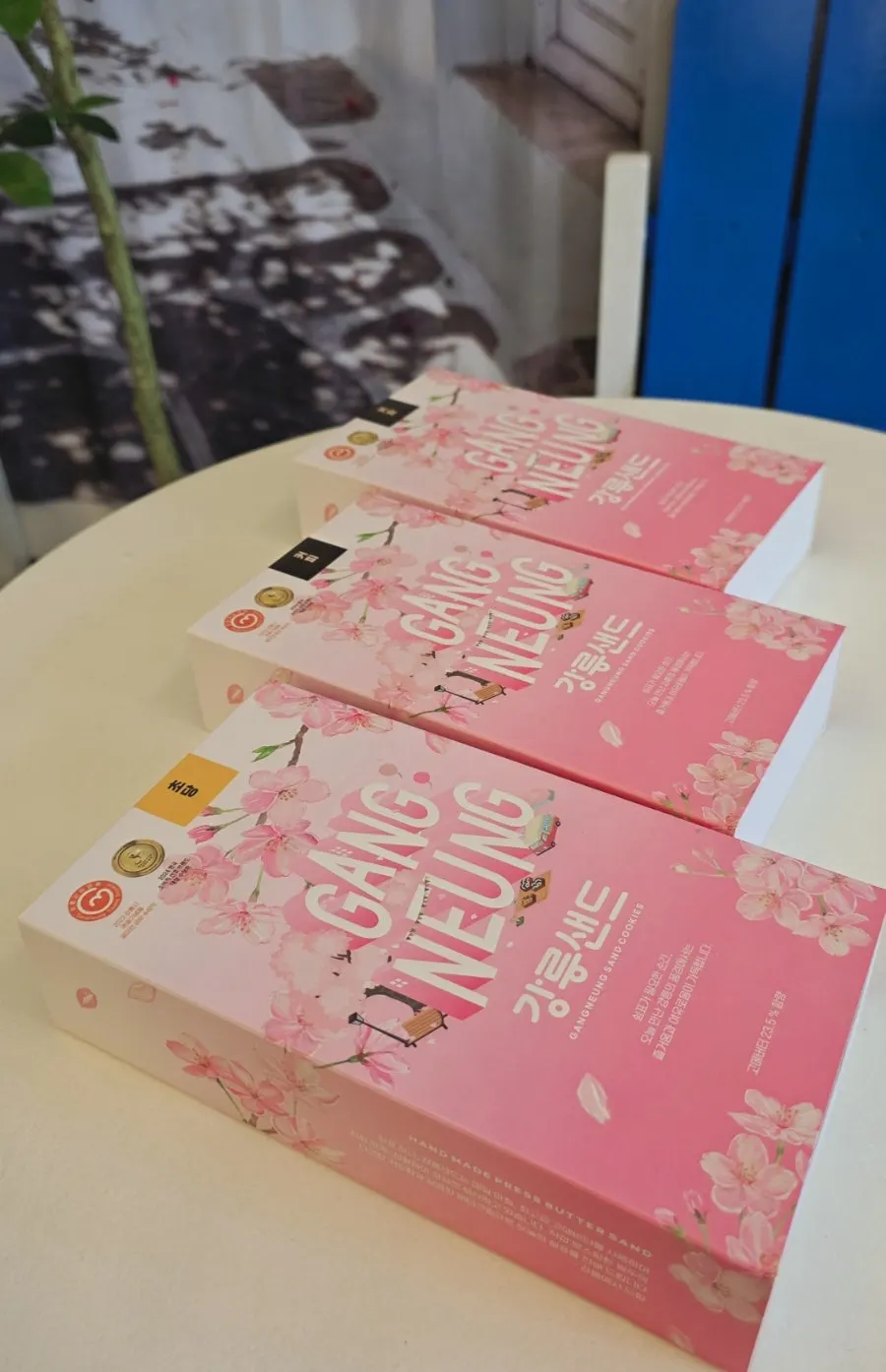 お土産用に購入した江陵サンドの箱3つ