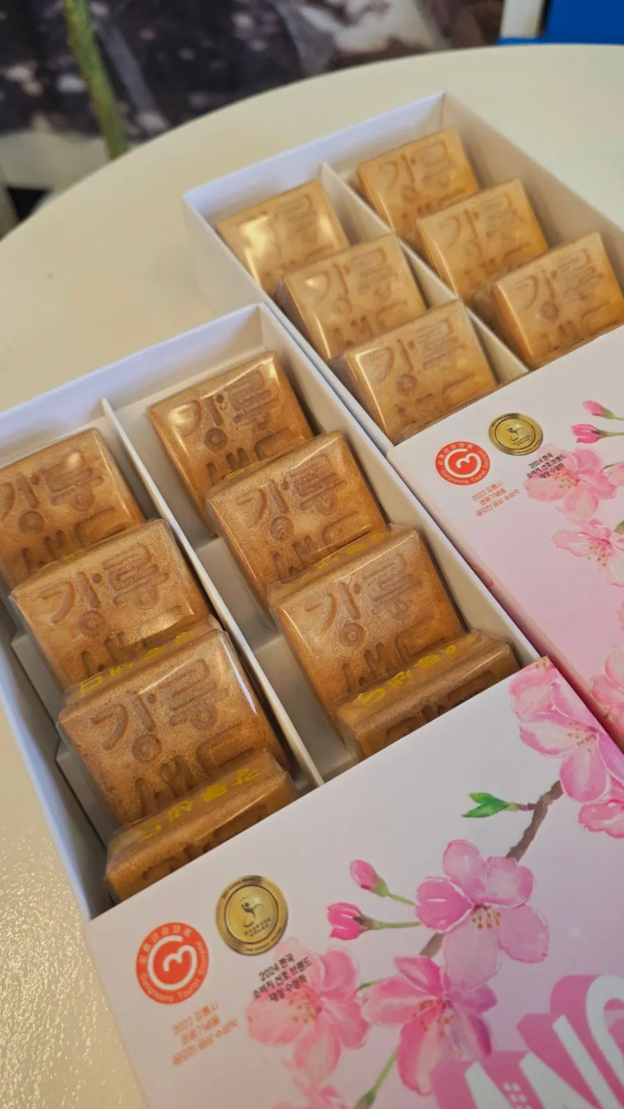 桜の形が入ったピンクの江陵サンドパッケージ