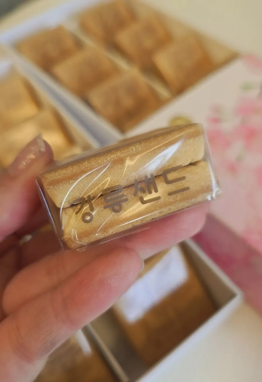 コーヒー味と草堂とうもろこし味の江陵サンドの箱