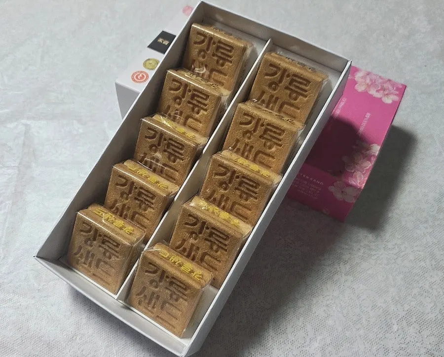 家で取り出して食べた江陵サンド草堂とうもろこし味