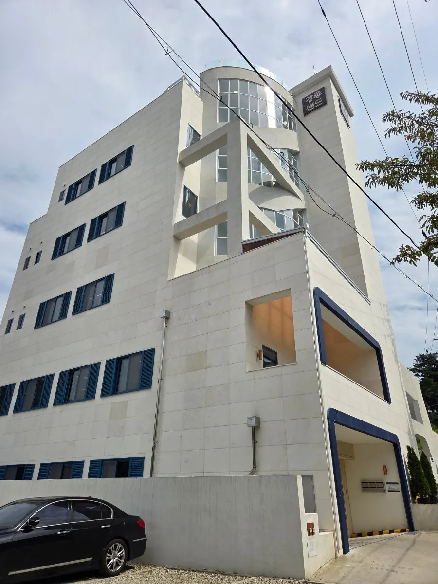 골목 안쪽 강릉샌드 본점 건물 외관