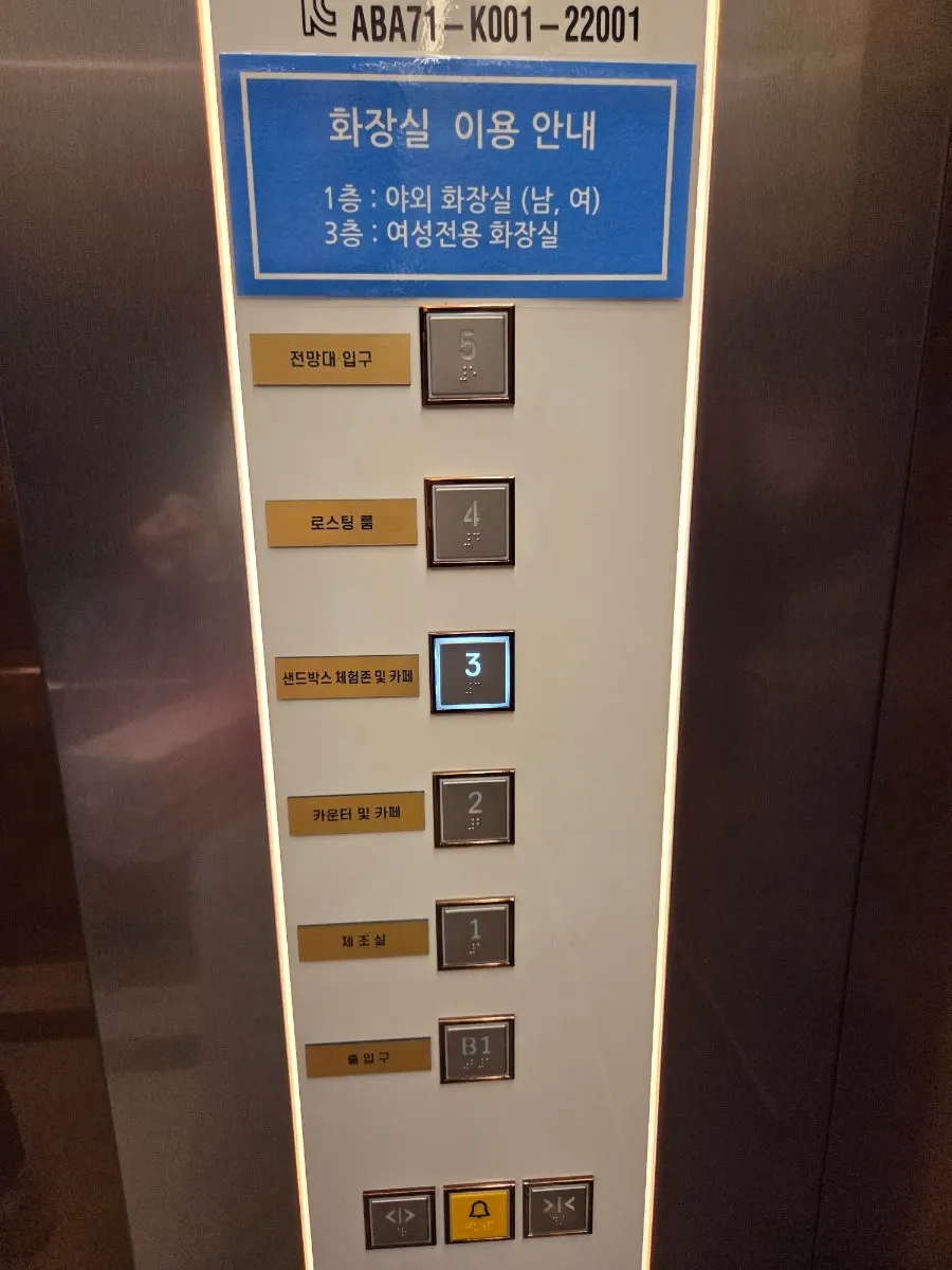화이트톤에 파란색 포인트를 준 이국적인 건물