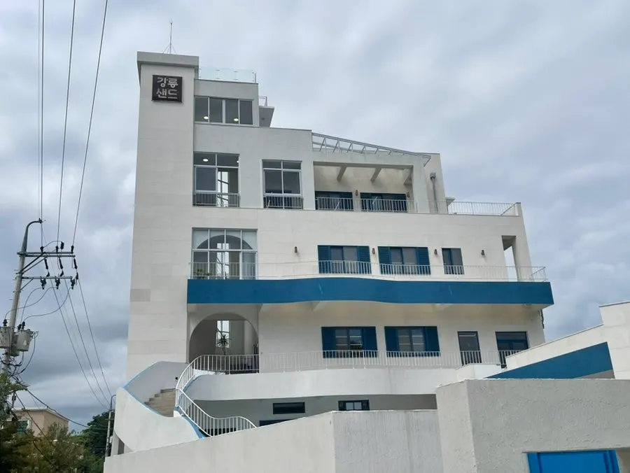 Exterior of the Gangneung Sand Main Branch building in Gyodong
