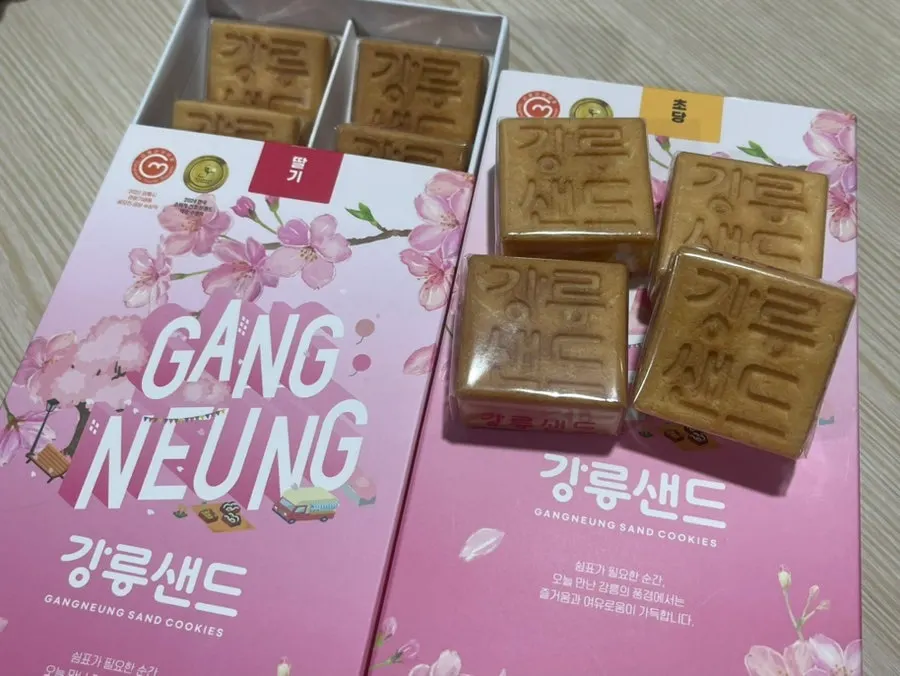 Ten pieces of Gangneung Sand arranged neatly in a box
