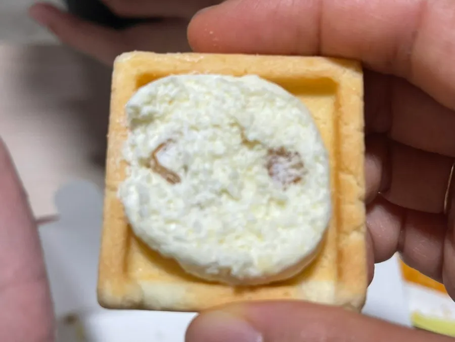 Cross-section of a strawberry-flavored Gangneung Sand cut in half