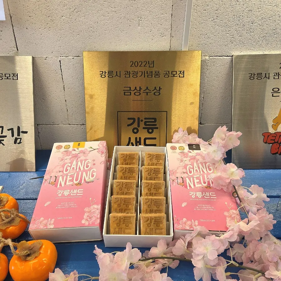테이블 간격이 넓은 2층 카페 내부
