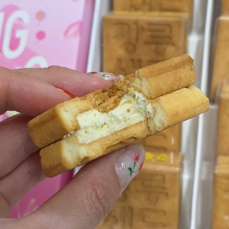 Cross-section of the chowdang corn flavor sand showing corn kernels