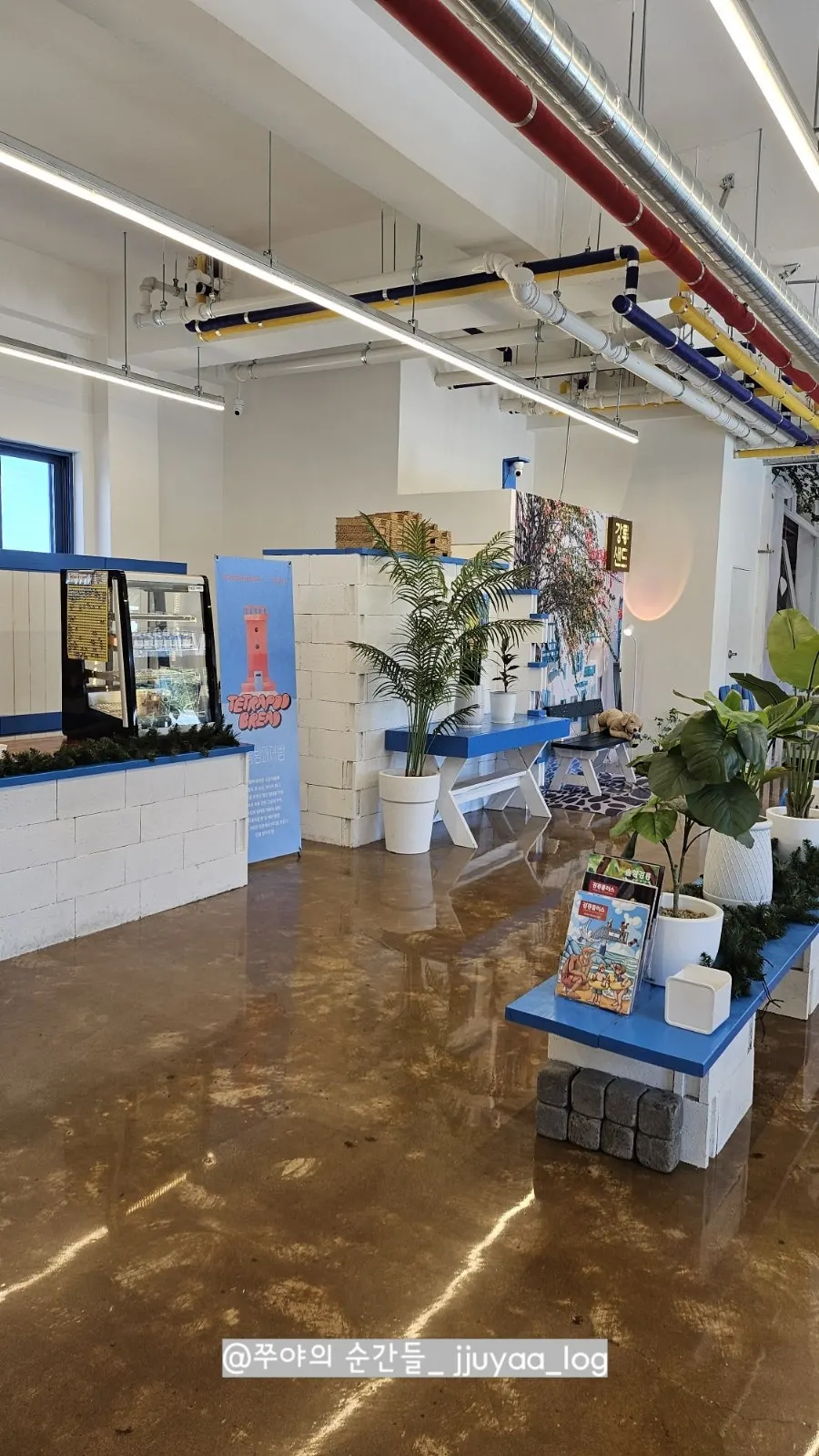 Area around the 2nd floor counter at Gangneung Sand Main Branch
